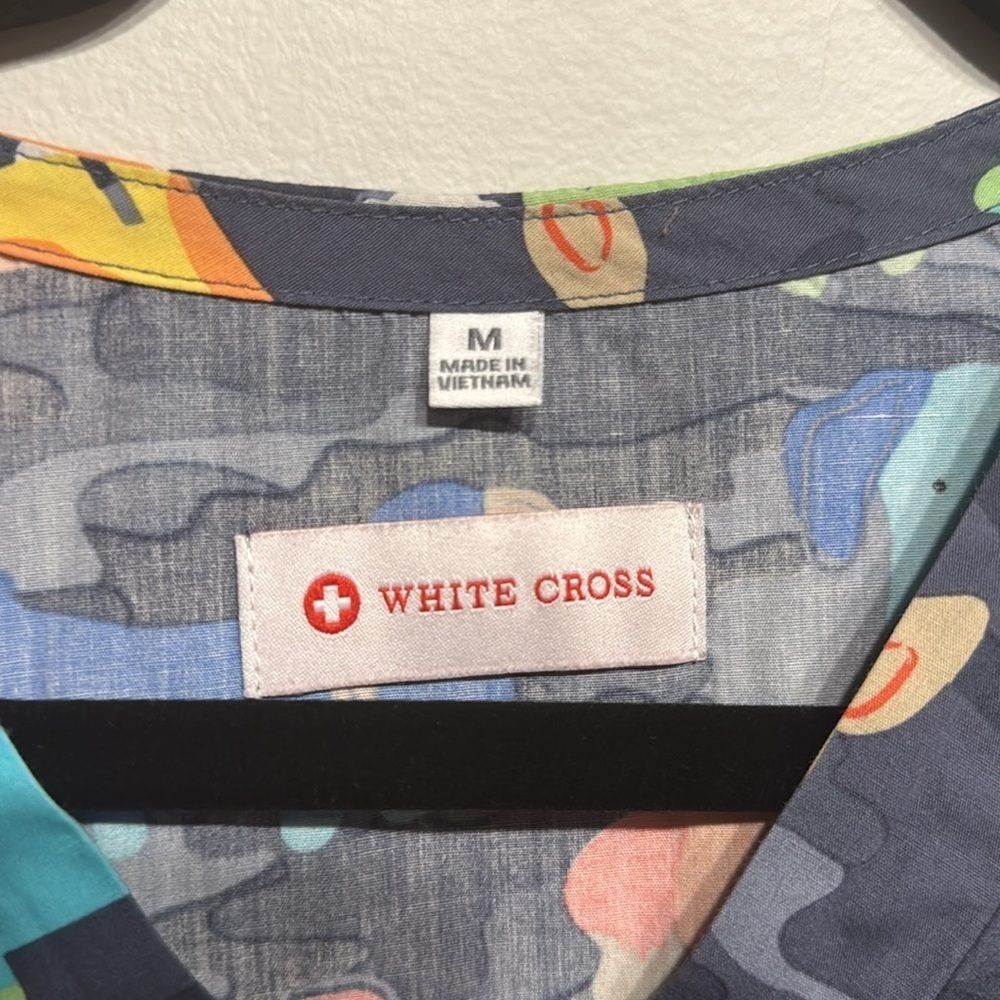 WhiteCross | ScrubTop | Size M | Color Gray with Dogs&Cats - Picture 8 of 8